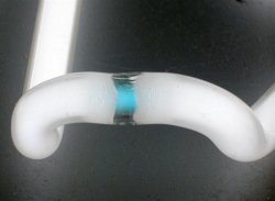 Widoczne połączenie rurki neonowej