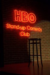Neon do scenografii HBO NA STOJAKA