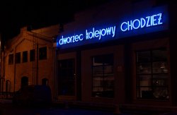 Odnowiony neon DWORZEC KOLEJOWY CHODZIEŻ