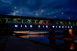 Neon MIŁO CIĘ WIDZIEĆ widziany w nocy