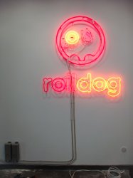 Przewody w.n. neonu widoczne na ścienie