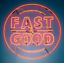 Przewody w.n. neonu widoczne na ścienie