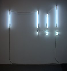 Przewody w.n. neonu widoczne na ścienie