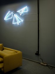 Przewody w.n. neonu widoczne na ścienie