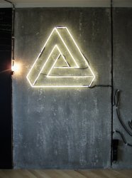 Przewody w.n. neonu widoczne na ścienie